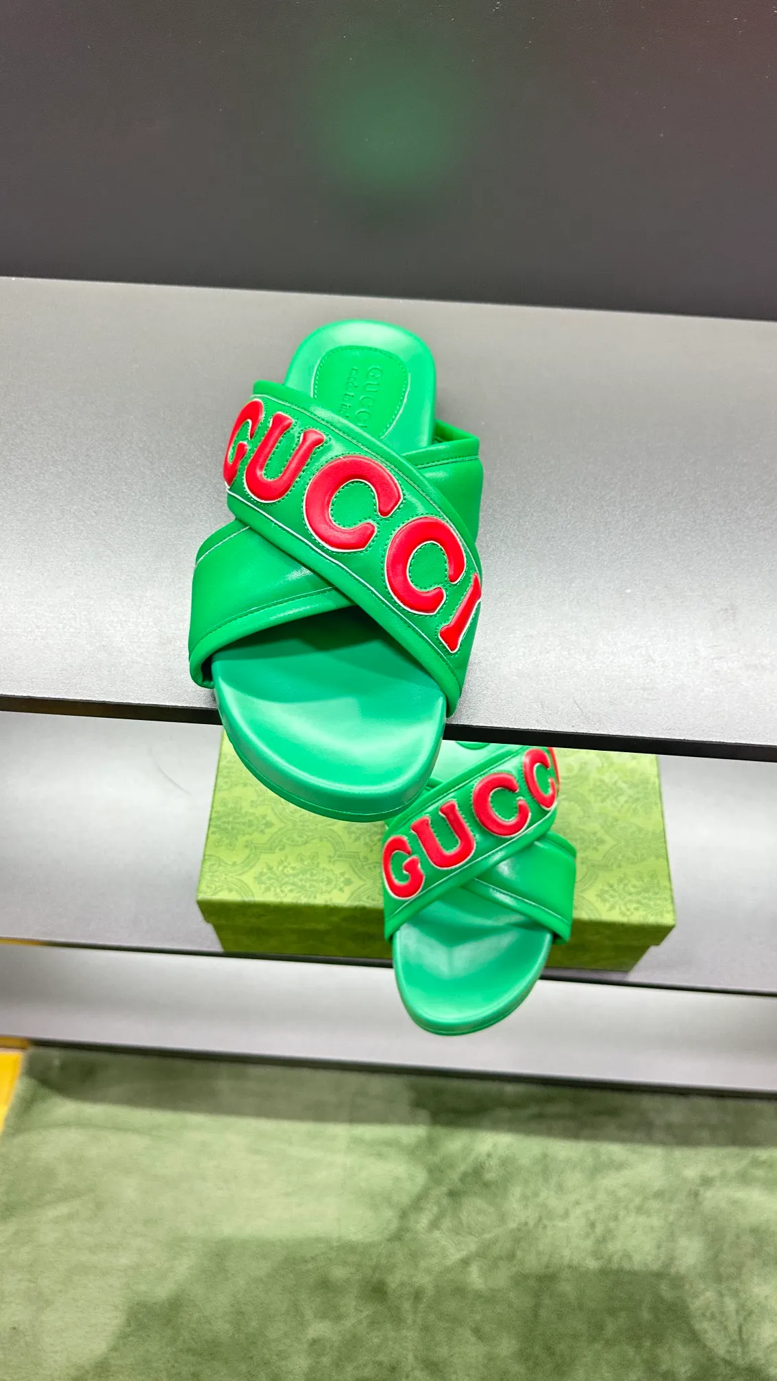 [G Family Couple Style] P: 320💰Female size 36~40 Men's size 39~45, (46. Custom-made GG slippers for men and women. This slipper is made of GG polyester fiber and is decorated with a Gucci label on the front, which adds a striking logo feel to the style. Beige GG recycled polyester fiber, same size for men and women, leather trim